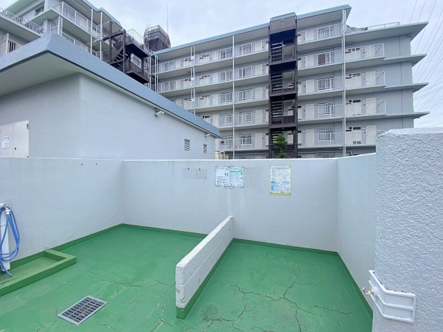 綺麗に整理・管理された敷地内のゴミ捨て場です。管理体制の良さが伺える清潔な空間で、居住者の皆様が気持ちよく利用できます。日々の暮らしを快適に支える、マンションの丁寧な維持管理が感じられます。