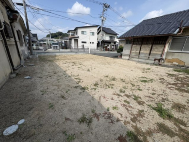道路側から敷地全体を見た様子です。駅まで徒歩10分圏内に位置しており、通勤・通学にも便利。コンビニやドラッグストア、病院などの生活施設も身近にそろっており、子育て世帯から幅広い世代まで暮らしやすさ◎