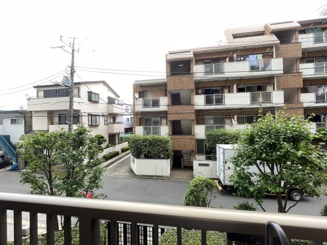 東向きで陽当たり良好のバルコニーです。
