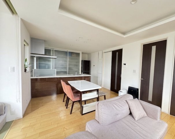 開放感あふれるLDKは、ダイニングとリビング、さらに和室スペースが一体となった広々空間。大きな窓から自然光がしっかり差し込み、明るく心地よい居住環境を実現しています。