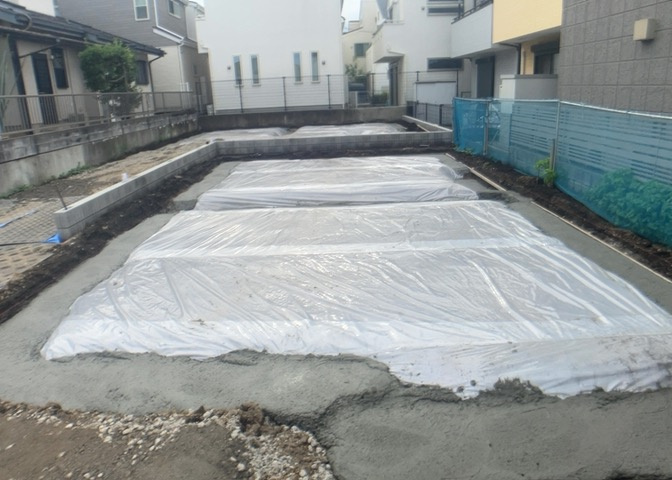 バルコニーは、室外の専用スペースのうち、「屋根がなく開放された空間」であるものを指します。ベランダより広いタイプのものが多く、日当たりもよいため家庭菜園などを楽しみたい人にとって適した環境となります。