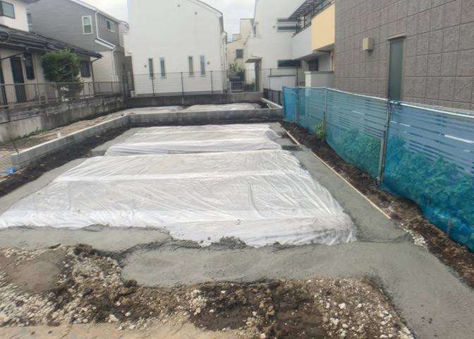 木造住宅とは土台、壁、柱など建築物の強度を支える構造体の材に木が使用されている構造を指します。構造体は建物の自重を支えるだけではなく風圧や水圧、積裁荷重などあらゆる衝撃に耐えるための基礎です。