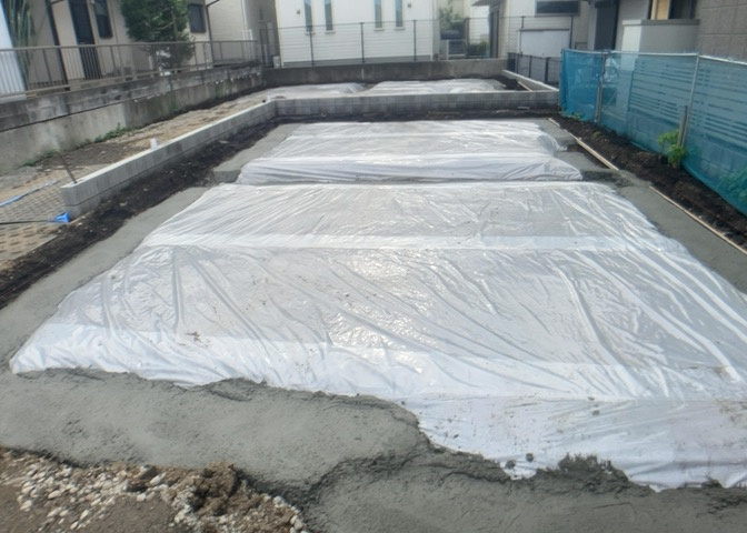 ベタ基礎とは、柱の位置に関係なく全体に基礎がある事を指し、面積が大きい分建物の重さを全体に分散できます。また、地面からの湿気や害虫を遮断でき、木造住宅で心配されるシロアリ被害を防ぐ効果も期待できます。