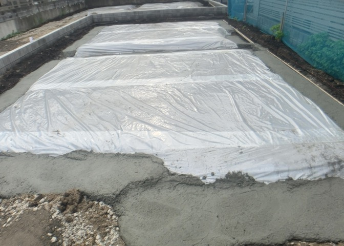 基礎パッキング工法とは、床下の換気確保のため基礎と土台の間に緩衝材を挟み込む工法です。土台の下に数十センチの間隔で設置されるため、全体的な隙間が生まれます。床下換気口に比べて高い通気性が確保されます。