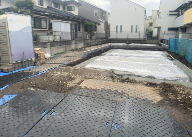 現地に行くなら、物件の周囲の地形がどうなっているかを見ることも大切です。周辺より低くなっている土地では、大雨などで水が集まりやすいため、地盤が弱くなっているということも考えられるため、注意が必要です。