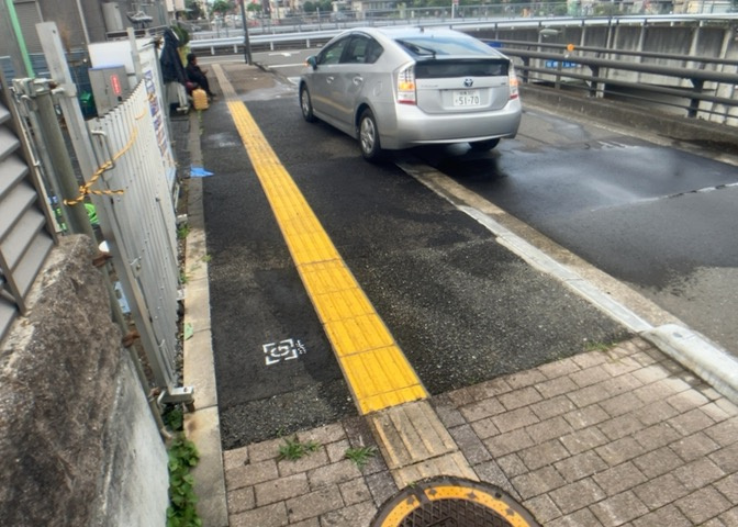 道幅が狭い場所は比較的土地の値段が低いことが多く、また交通量が少ないため騒音が少なく静かな環境で過ごせます。また、小さいお子様がいるご家庭も安心です。一方で車の駐車が難しいというデメリットもあります。