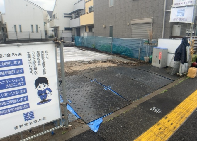 道幅が広い場所は日当たりや風通が良好です。幅が広いのですれ違いも可能ですし大きな車でも駐車可能！一方で、大型車が通ることも多くなるため交通量の増加により騒音に繋がります。また土地の値段が高くなります。