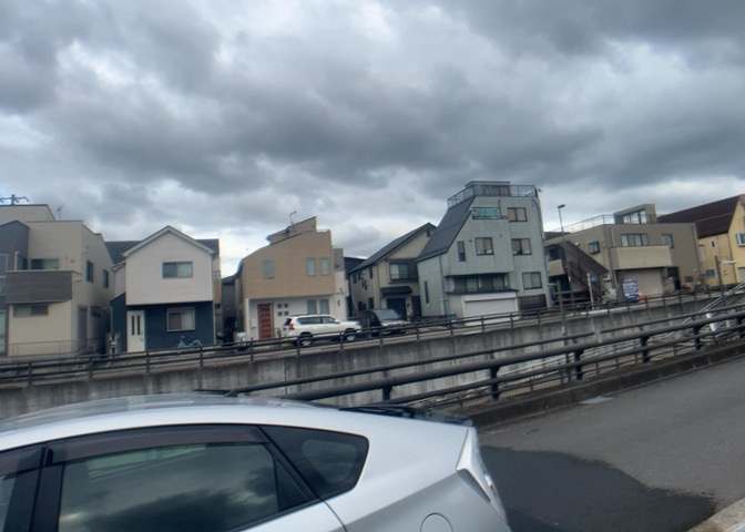 土地の地勢が高台の場合、景色を綺麗にみることができ、景色にこだわってお家探ししている方におすすめです！また平坦地よりも風通しがいいというメリットがあります。デメリットもあるので是非現地でご確認下さい。