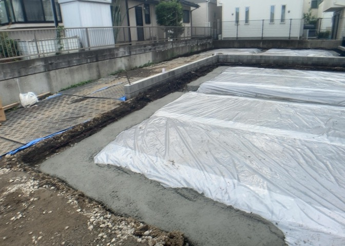 庭のある家に住むことのメリットとして、子どもたちの遊び場を確保できること、ガーデニングや家庭菜園を楽しめること、明るさを確保できることがあります。また、配置を工夫することでプライバシーが確保できます。