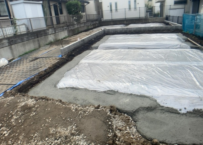 玄関は、狭すぎると複数人で使いにくく、広すぎても無駄な空間になりがちです。最低2畳を目安にして、家の広さとの兼ね合いや家族の人数を考慮して決めるとよいでしょう。現地を見学して快適な玄関を選びましょう！