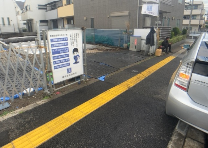 住宅用の土地では前面道路に2m以上接していなければならないと法律で定められています。しかし、お持ちの車のサイズやライフスタイルなどにより、2mでは利便が悪い場合もございますので、事前に確認しましょう。
