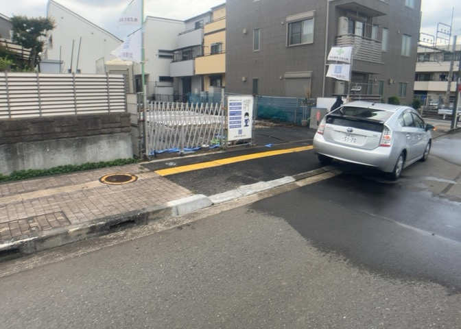 お持ちの車種によっては前面道路が広い方が便利でしょう。しかし、前面道路が広ければその分交通量が多くなるため、騒音などが気になる場合があります。実際に現地を見学し、周辺交通量や騒音などを確認しましょう！