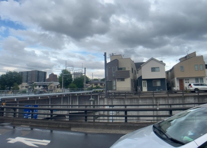 眺望を気にして物件を探す場合、前面に建物が建っていないか現地で確認しましょう！前面に建物があると景色はもちろん、日当たりや風通しにも影響が出てきます。住んだ時のことを想像しながら現地見学をしましょう。