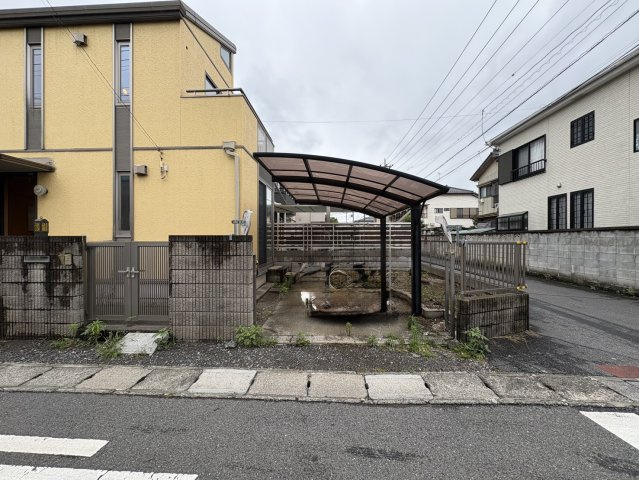駐車スぺース1台可(車種による)！開放感あふれる三方角地に立地！