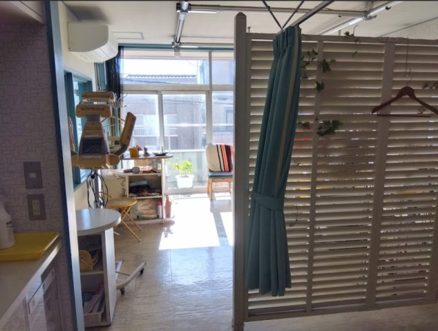 大きい窓から入るたっぷりの日差しが嬉しいですね。