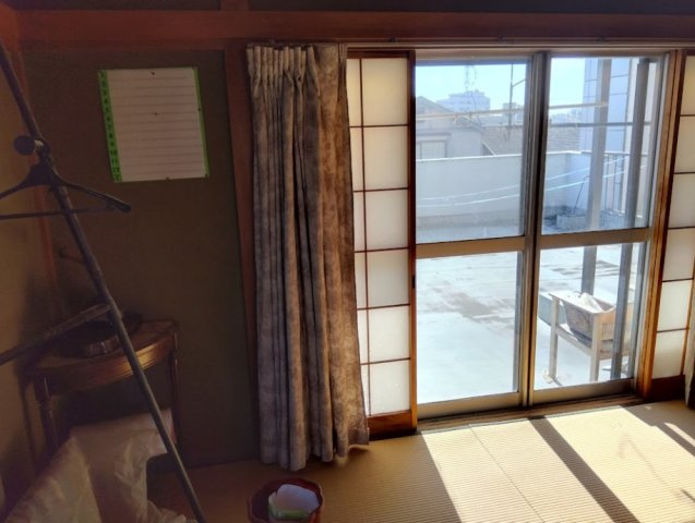 店舗3階の和室です。大きい窓があるので明るい空間でのびのびと生活できます。