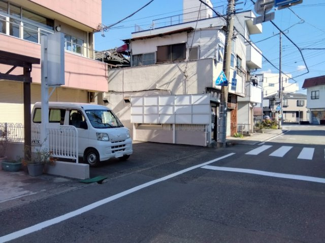 お車は並列で3台駐車可能です。前面道路が広々としており駐車がしやすくなっています。