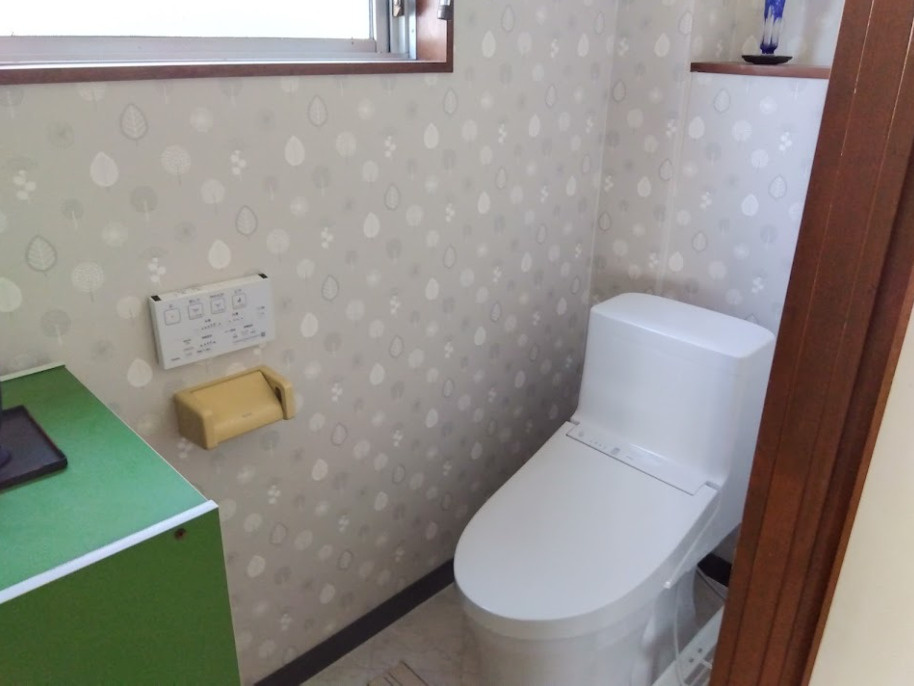 トイレには窓があり明るい室内です。出窓になっているの芳香剤などが置けて便利です。