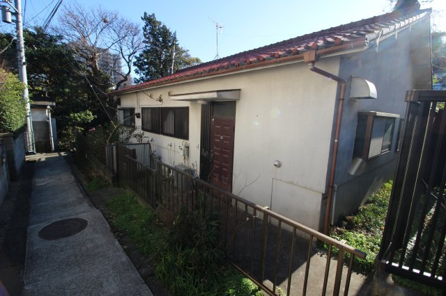 2世帯の長屋。屋根は瓦葺です。京浜急行線「汐入」駅へは徒歩約12分の道のり。
