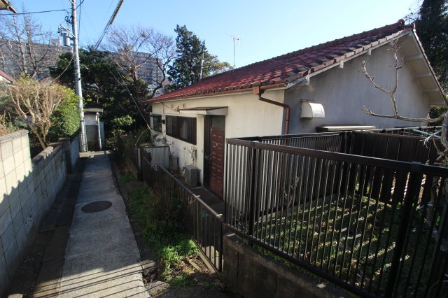 現状賃貸中の為、室内の見学、敷地内への進入はできません。満室稼働中のオーナチェンジ物件です。