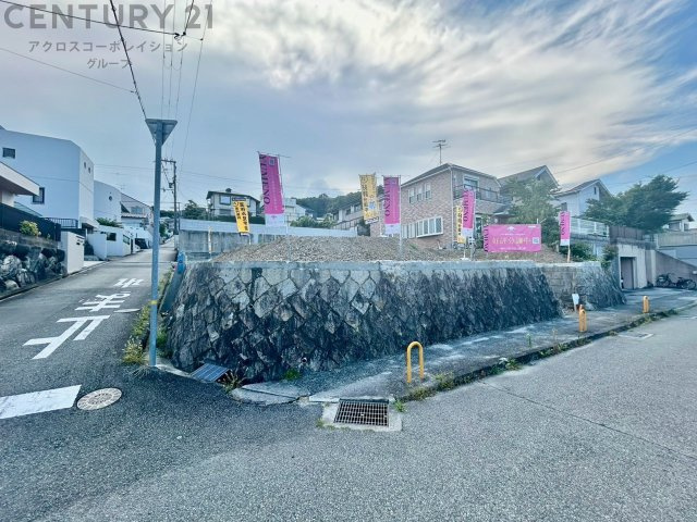 阪急バス「松が丘南」停まで徒歩2分、川西能勢口駅へのアクセスがスムーズです。