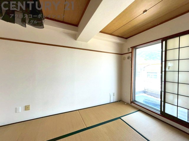 リビング横の和室スペースはリビングと続きで利用してもデザイン性のとれる洋風和室になります。やっぱり一室は欲しい和室は客間や小さなお子様の寝かせ付けなどにも便利です。