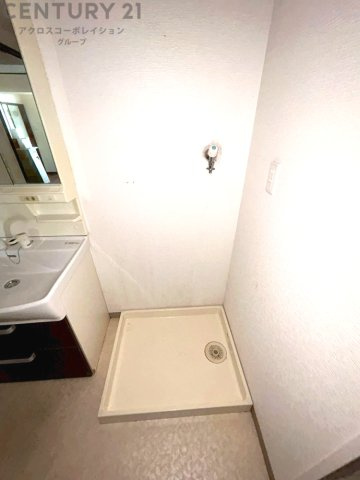 洗濯物の仕分け作業がしやすく、整理整頓が容易になります。洗濯音や湿気を他の部屋に持ち込まず、生活環境を快適に保ちます。上部を活用すれば収納スペースを確保でき洗剤や洗濯用品の整理もしやすくなります。