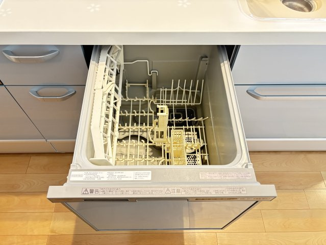 ビルトイン食洗機を備えており、日々の洗い物の手間を軽減してくれます。節水効果も期待でき、家事時間の短縮にもつながる嬉しい設備です。忙しいご家庭でも効率よく家事をこなせる、実用性の高いポイントです。