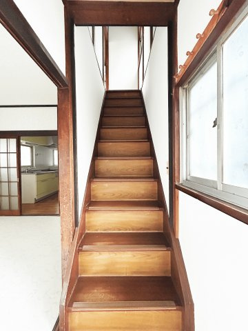 【内装】飽きの来ないシンプルなデザイン。木のぬくもりが感じられます。