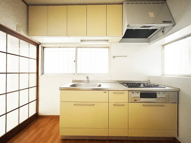 【キッチン】クリーム色を基調とした清潔感のあるシステムキッチンです。