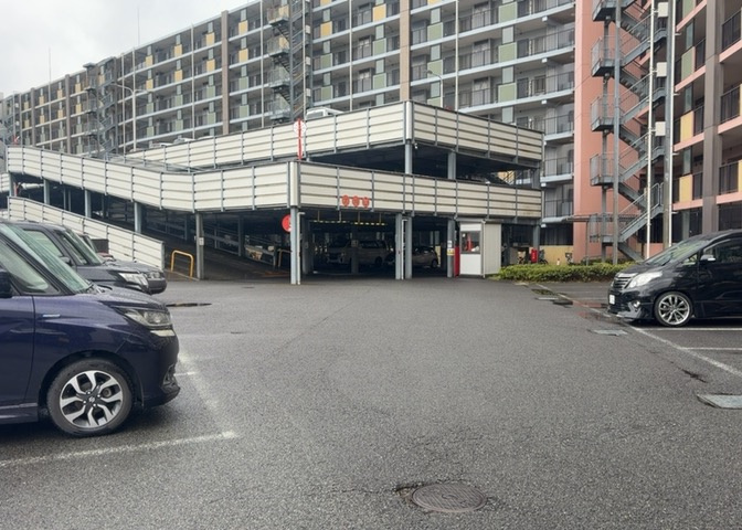 車一台あたりに必要なスペースは、標準サイズの普通自動車で横幅2m50cm、長さ5mは必要になります。ただし、乗降のことも考慮して横幅3m30cm、長さ5m50cmほどは確保できるところを選びましょう。