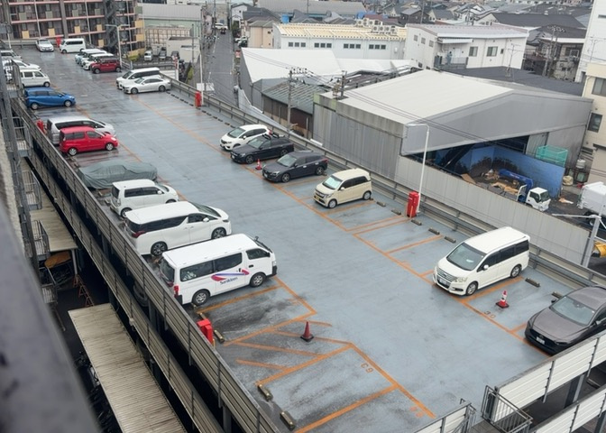 駐車場と明記されていても、最小スペースでつくられた駐車場だと大型車は駐車できなかったり、出入りしにくくなったりする可能性があります。お車のサイズと購入したい物件の駐車場のサイズを現地で確認しましょう。