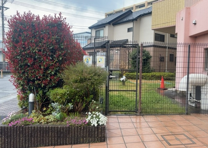 物件によっては、入居者が個人的に使用できる専用庭がついているものもあります。また、住宅の中にある土間の部分を庭と呼ぶこともあります。庭の用途は住む人によって変わり、それによってデザインもさまざまです。