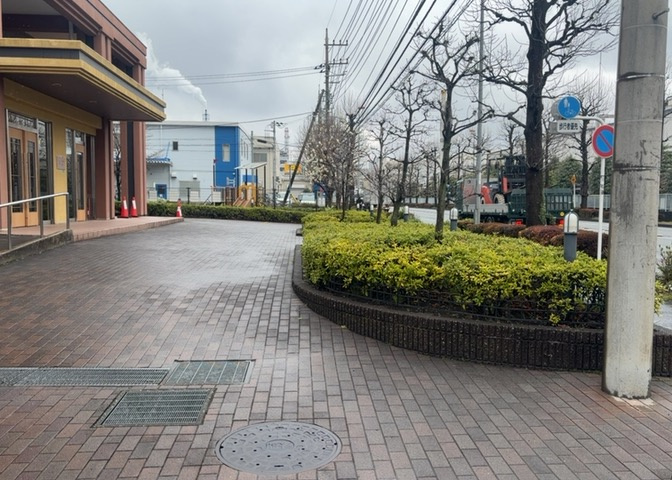中庭（パティオ）とは、一つの建築物の内部に設けられた、壁などで囲われている庭のことを指します。コの字型、ロの字型が主流ですが、L字型の中庭もあります。最近では、インテリア性の高さからも人気があります。