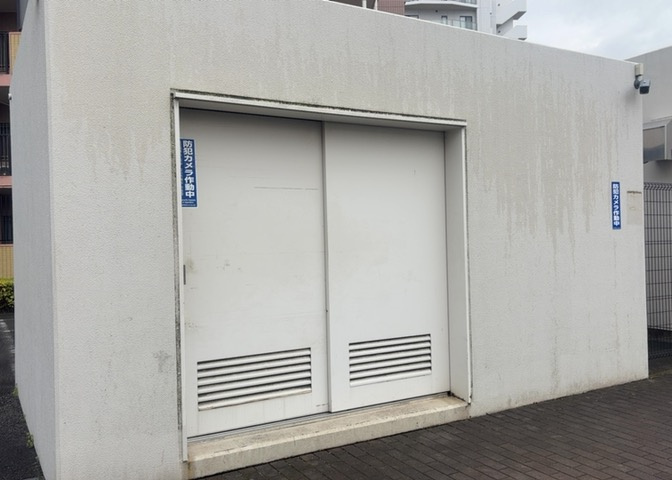 共有部分は、住民なら誰もが使える設備のこと。例えば駐車場やエレベーター、インターネット設備、セキュリティ設備などがあります。他にも、マンションの廊下・外部階段やエントランス・ゴミ置き場などがあります。
