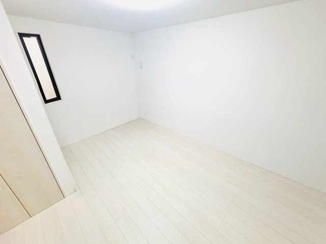 プライバシーを重視する空間に適した開き戸のお部屋です。仕事や勉強がはかどりそうです。