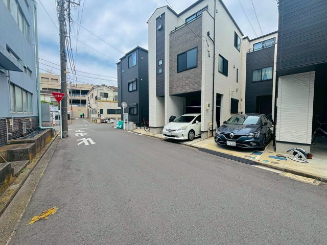 2台駐車可能なカースペース！1台は家族みんなの自転車もゆったり停めても◎