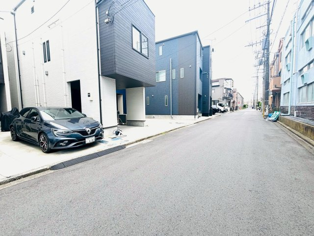 駐車がしやすいフラットで道路幅も充分な前面道路です。駐車が苦手な人でもラクラク駐車できます。