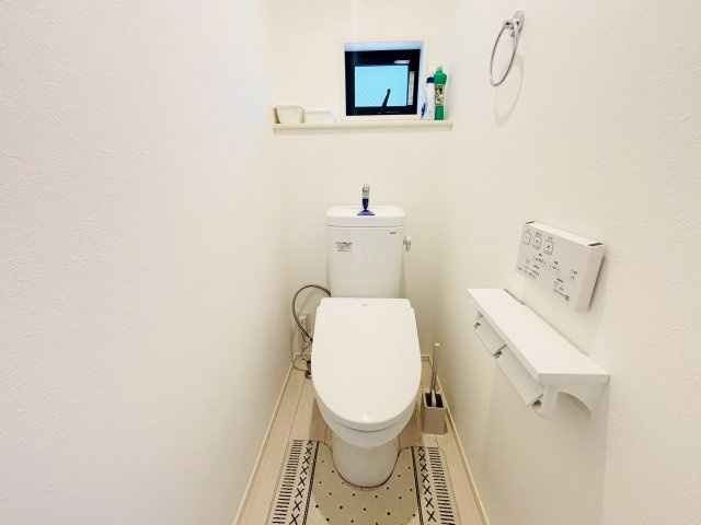 温水洗浄便座のトイレ設備です。奥行きの有るゆったりしたスペースのトイレ空間です。