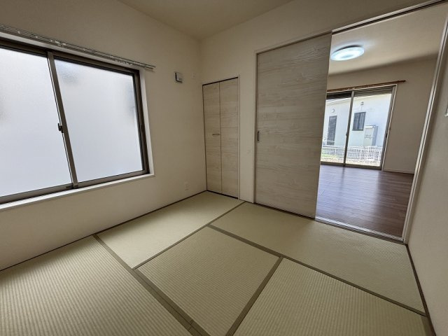 畳の上でゆっくりとくつろげる和室です