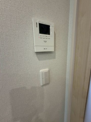 来客時に姿を確認できるモニタ付きインターホン。