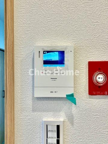 【モニターホン】誰が来たかすぐにわかるカラーモニター付きインターホン。通話ボタンを押すまでは室内の音は漏れていませんので相手を確かめてから応対できます。