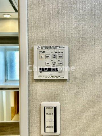 【浴室乾燥機】暖房・冷風・換気・乾燥が可能です。毎日を快適に過ごせるうれしい機能が揃っています。雨の日の洗濯物も安心です。