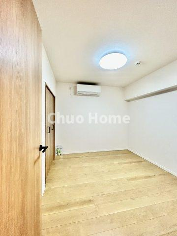【寝室】心と体をゆったりと安らげる主寝室。寝室のゆとりが大きい分だけ、暮らしの安らぎは深まります。一日の疲れを癒すだけでなく、ご夫婦の親密な語らいを紡ぎ出します