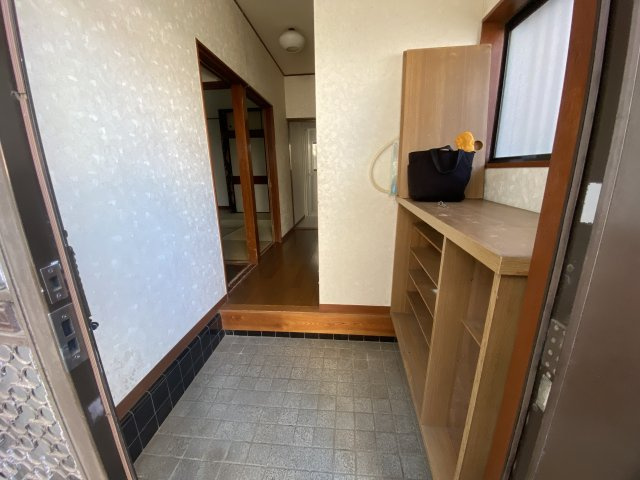 玄関には収納力に優れたシューズボックスがございますので、ご家族みんなの靴が十分入ります！　
