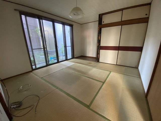 心がホッと落ち着く和室をご用意しました！床が柔らかいので小さいお子様のプレイルームや、ご両親が泊まりに来た時の客間としてなど、様々な用途で使える万能なお部屋です☆　