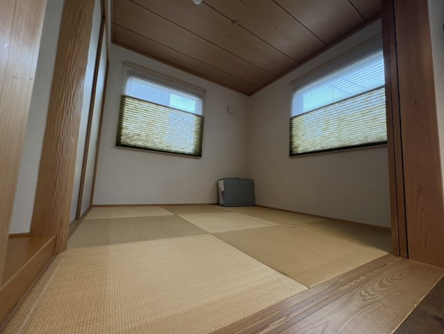 2面採光で明るさが確保された和室は、心地よい光が差し込む癒しの空間です。収納付きで布団や日用品もすっきり収まります。独立した空間としても使えるため、寝室や趣味部屋など多用途に活用可能です。