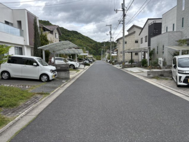 ゆとりある幅員の前面道路は見通しが良く、車のすれ違いもスムーズです。交通量も比較的少なく、落ち着いた住環境が保たれています。周囲は整った街並みで、日々の車の出し入れや歩行も安心して行える環境です。