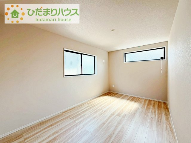 広めの主寝室は、ベッドの他にもパソコンデスクやドレッサーなども置けちゃいます(*^-^*)