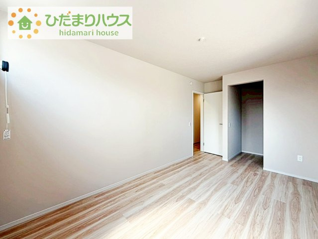 大きなベッドを置いても余裕の広さの主寝室♪